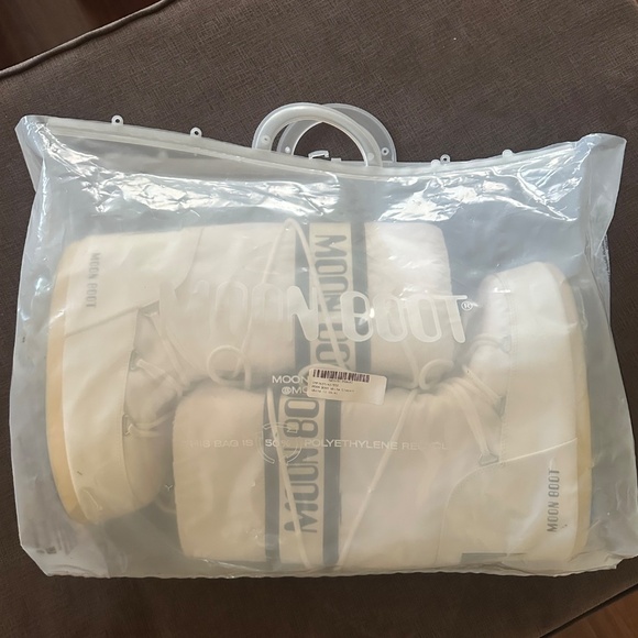 White Icon Moon Boots - Picture 10 of 10